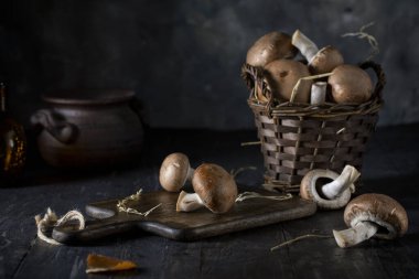 Kastanjechampinjon on a wooden cutting board