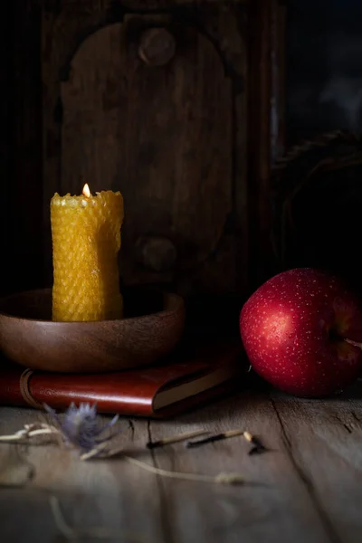 Gyertyát Éget Egy Fából Készült Csészében Egy Nedves Almát Egy — Stock Fotó