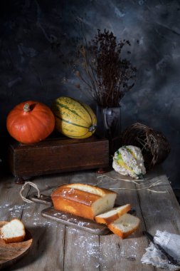 Taze dilimlenmiş kek ve ahşap masaya serpiştirilmiş un.