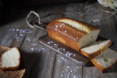 Tahta bir masada taze dilimlenmiş kek.