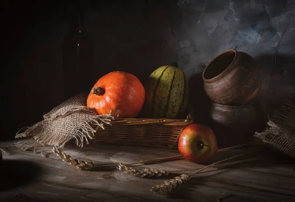 Натюрморт Гарбузами Яблуками Старим Посудом Сільському Стилі — стокове фото