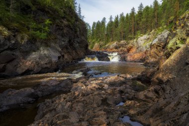 Dik yamaçlı dağ nehri