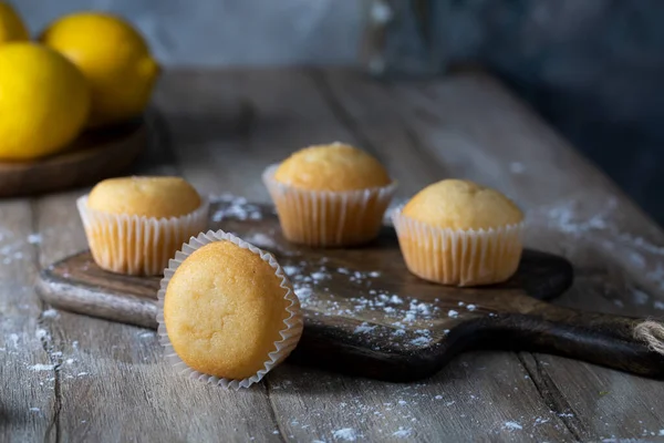 Citronové Domácí Cupcakes Dřevěném Stole — Stock fotografie