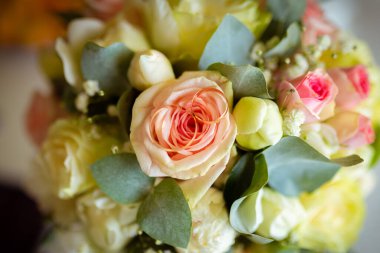 Bir gül yaprağında alyans. Düğün kartı için konsept. Gelinler buketi.