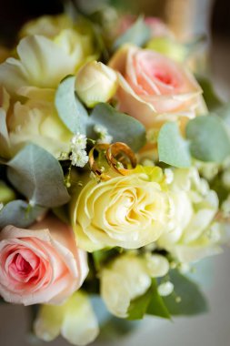 Bir gül yaprağında alyans. Düğün kartı için konsept. Gelinler buketi.