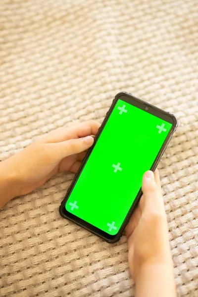 Renkli anahtar ekranlı Akıllı Telefon Kullanan Kız