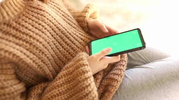 Menina usando Smartphone com tela de tecla chroma — Vídeo de Stock