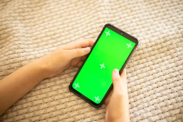 Renkli anahtar ekranlı Akıllı Telefon Kullanan Kız