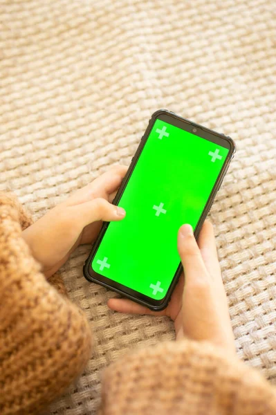 Renkli anahtar ekranlı Akıllı Telefon Kullanan Kız