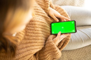 Renkli anahtar ekranlı Akıllı Telefon Kullanan Kız