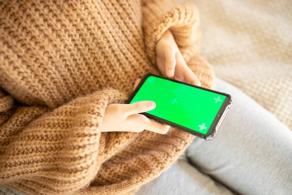 Renkli anahtar ekranlı Akıllı Telefon Kullanan Kız