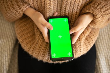 Renkli anahtar ekranlı Akıllı Telefon Kullanan Kız