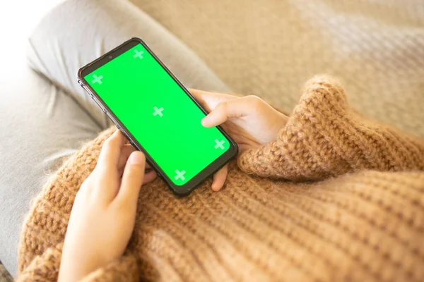 Renkli anahtar ekranlı Akıllı Telefon Kullanan Kız