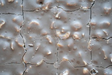 Fındık parçalı çikolata yemeye hazır küçük parçalara bölündü.