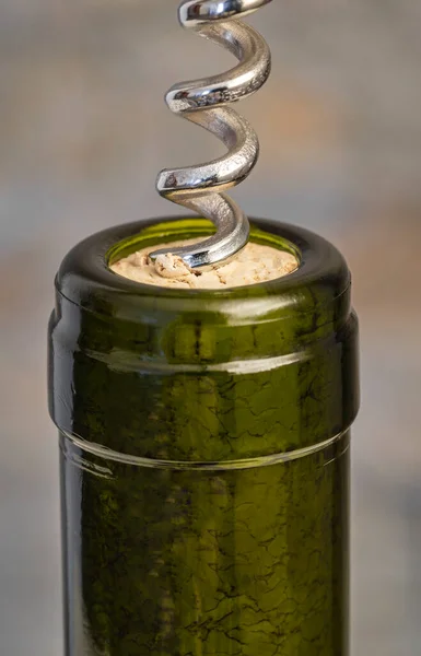 Tirbuşon şarap şişesinde mantara vidalanmış.