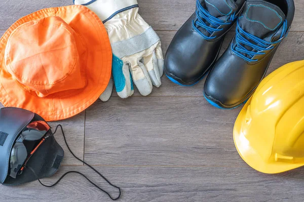 Asfalt üzerinde çalışmak için tepeden aşağı koruyucu ekipman