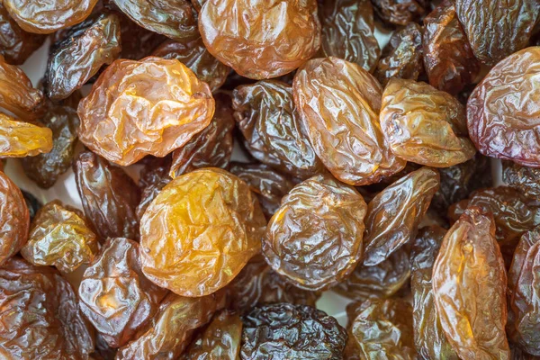 Makro, kuru üzümleri paketleme yığınına koy.