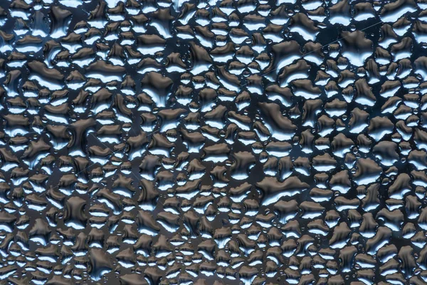 水蒸気によって生成されたガラス上の水滴のマクロクローズ — ストック写真
