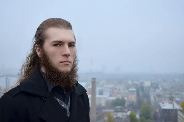 Homem com barba no fundo da paisagem urbana — Fotografia de Stock