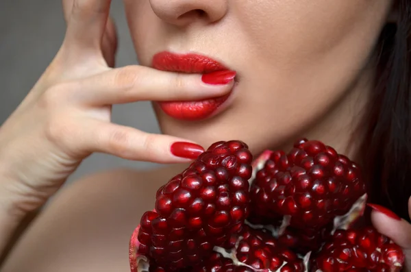 Wanita cantik dengan buah delima closeup — Stok Foto