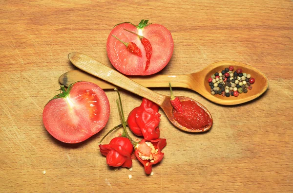 Bishop's crown and tomato with chili pepper sauce — Stock Photo, Image