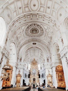 Münih, Almanya - 28 Haziran 2019: Münih 'teki St. Michaels Kilisesi