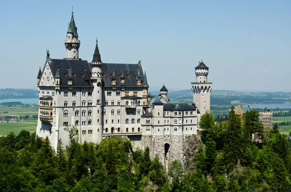 ฟูซา เยอรมนี 29 มิถุนายน ค.ศ. 2019: ปราสาท Neuschwanstein ถูกปกคลุมด้วยหมอกในเทือกเขาบาวาเรีย . ภาพสต็อก
