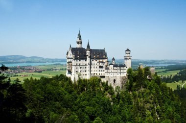 Fussen, Almanya - 29 Haziran 2019: Neuschwanstein Kalesi Bavyera Alplerinde sislerle kaplandı.