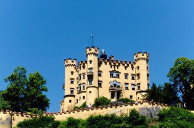 Fussen, Almanya - 29 Haziran 2019: Hohenschwangau kalesi, Bavyera Alpleri 'ndeki Neuschwanstein kalesi yakınlarında, Kral II. Ludwig' in evi, Almanya