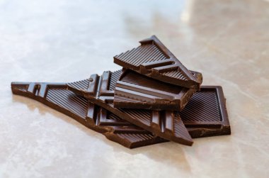 Mermer masanın üzerinde çikolata parçaları var.