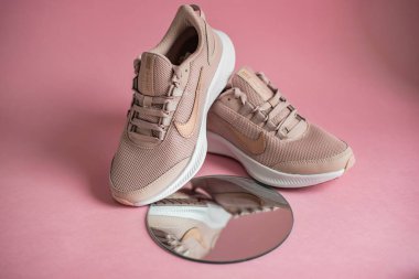 Kyiv, Ukrayna - 13 Temmuz 2020: Aynalı Nike koşu ayakkabıları