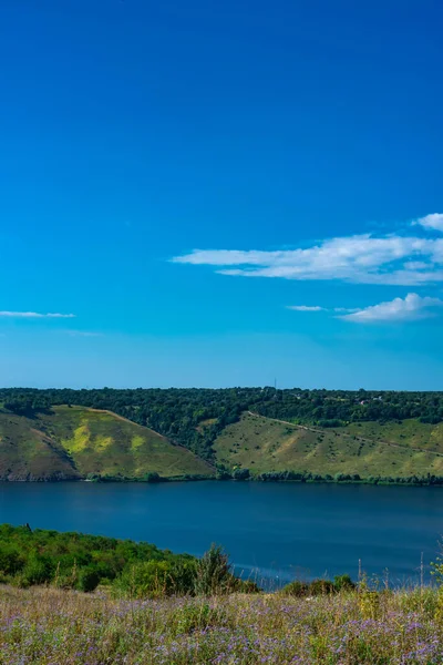 Rocky Dağları 'yla nehir manzarası. Yaz Seyahati görünümü — Stok fotoğraf