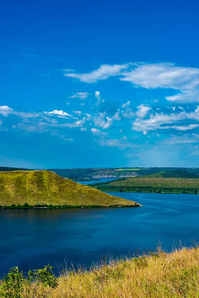 Paesaggio di fiume con Montagne Rocciose. Estate Viaggio vista — Foto Stock