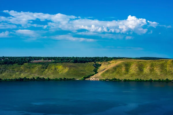 Paesaggio di fiume con Montagne Rocciose. Estate Viaggio vista — Foto Stock