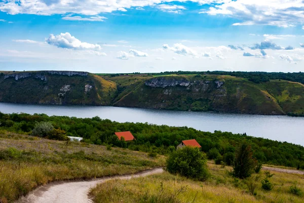 Rocky Dağları 'yla nehir manzarası. Yaz Seyahati görünümü 