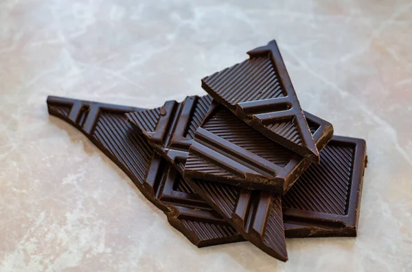 Mermer Masanın Üzerinde Siyah Çikolata Parçaları — Stok fotoğraf
