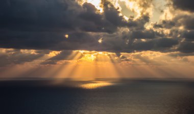 Denizde güzel bulutlu gün batımı