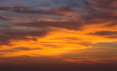 Denizde güzel bulutlu gün batımı