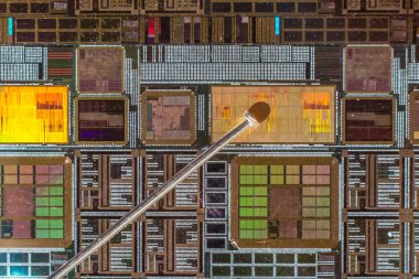 bir niddle göre yazdırılmış elektronik devre ile silikon gofret
