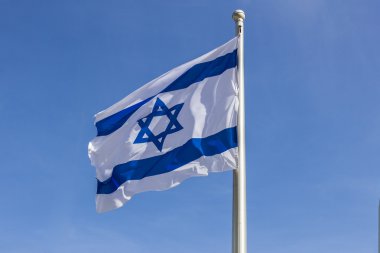 Izrael zászló a szél ellen, a sky elszigetelt csapkodva