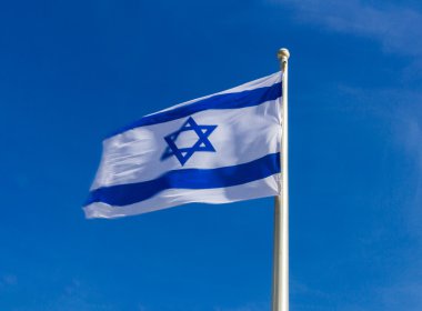 Izrael zászló a szél ellen, a sky elszigetelt csapkodva