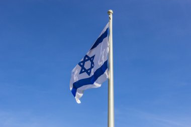 Izrael zászló a szél ellen, a sky elszigetelt csapkodva