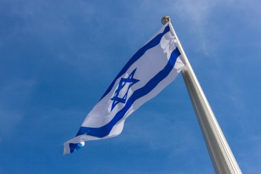 Izrael zászló a szél ellen, a sky elszigetelt csapkodva