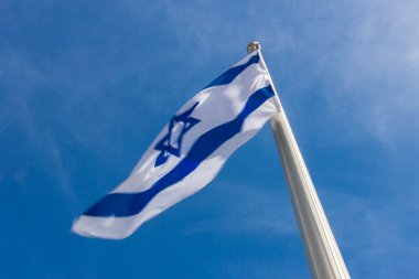 Izrael zászló a szél ellen, a sky elszigetelt csapkodva