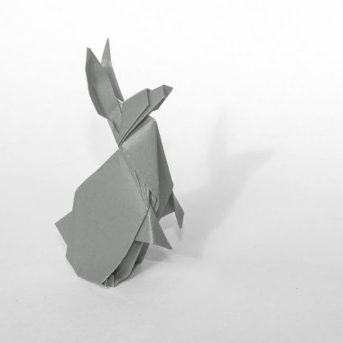 gri origami tavşan üzerinde beyaz izole