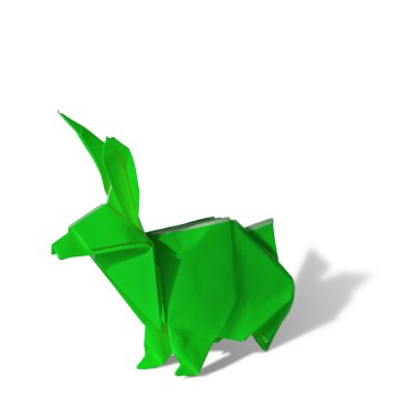 Yeşil origami tavşan üzerinde beyaz izole