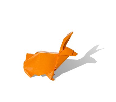 Turuncu origami tavşan üzerinde beyaz izole