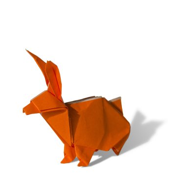 Turuncu origami tavşan üzerinde beyaz izole