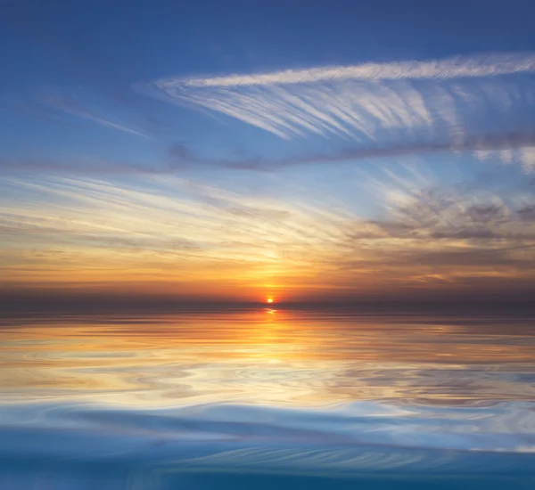 Odbicie słońca na wschód zachód słońca nad wodą — Zdjęcie stockowe