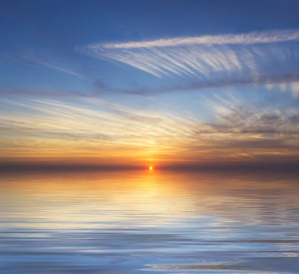 Réflexion du soleil au coucher du soleil lever du soleil sur l'eau — Photo